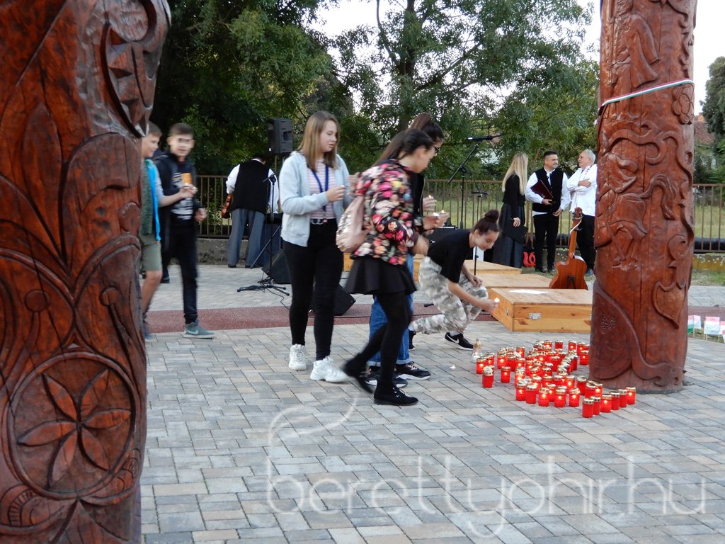 Gyertyagyújtás az aradi vértanúk emlékére 23
